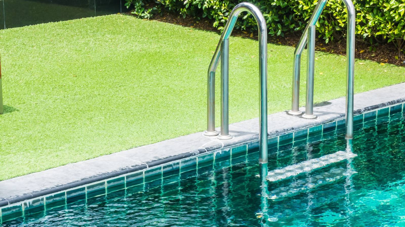 Faire poser une piscine coque polyester dans un petit jardin La Valette-du-Var 83160