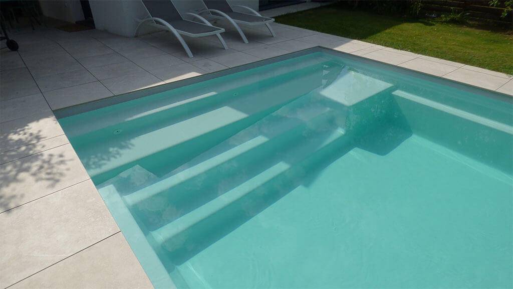 Escalier d’une piscine coque a Barjols dans le Var