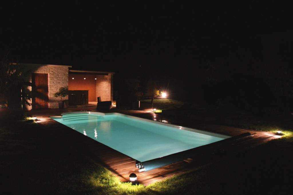 Piscine Coque Mangolada 8,9,10,11 à fond incliné, par Cocktail Piscines sur Tourves et dans le Var