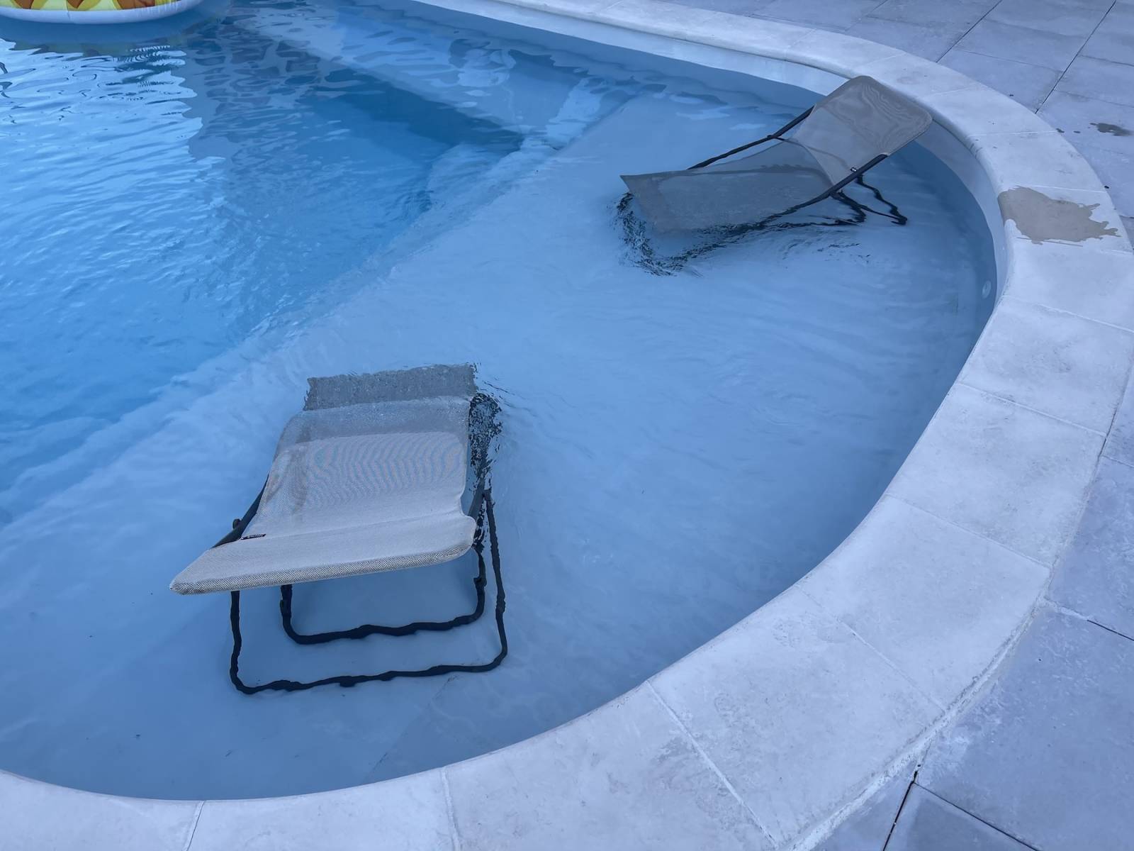 transat bain de soleil dans une piscine avec plage cocktail