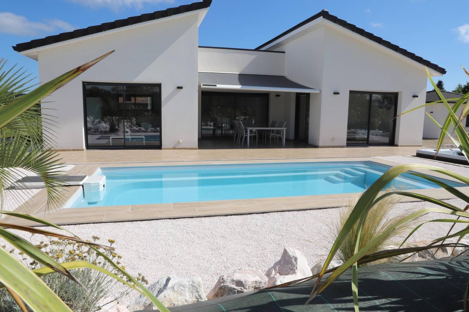 piscine avec filtration intégrée dans le Var entre St Maximin et Brignoles