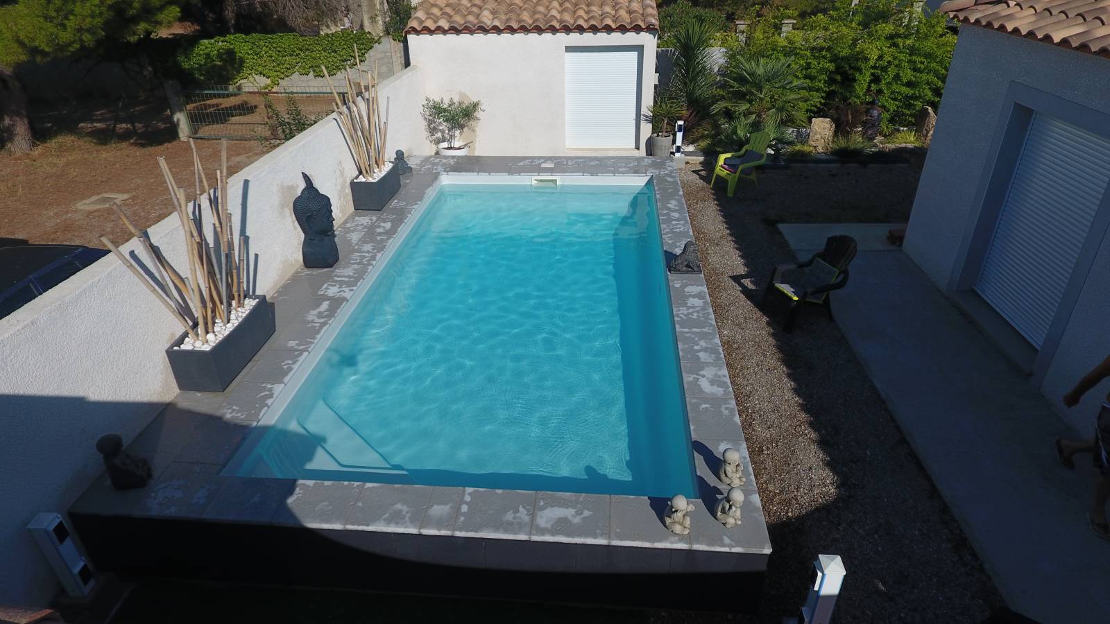 Piscine Brooklyn 7 m intégrée dans un jardin spacieux à La Londe-les-Maures.