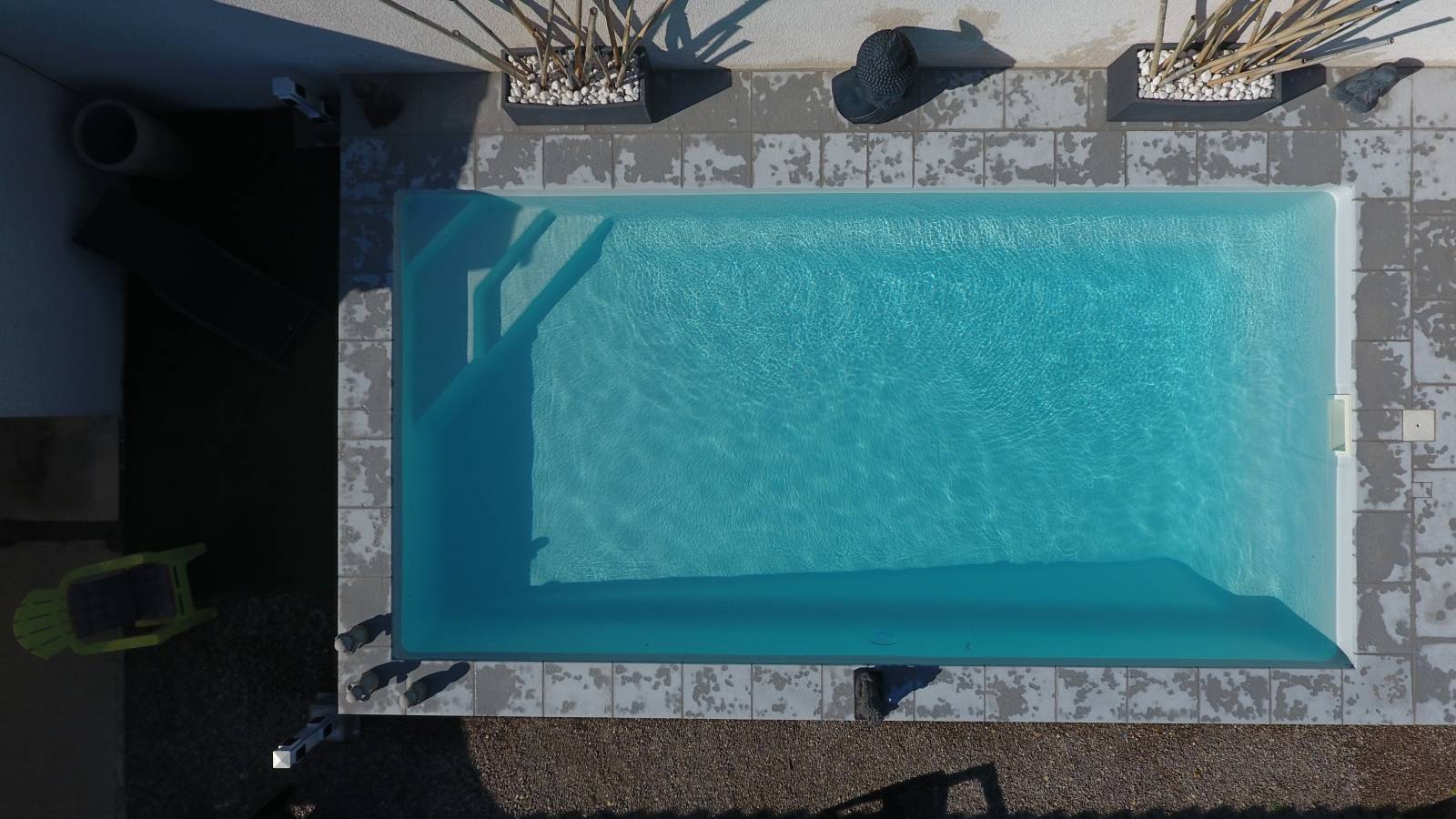 Brooklyn 7 m couleur gris moderne posée dans un jardin familial à Solliès-Pont.