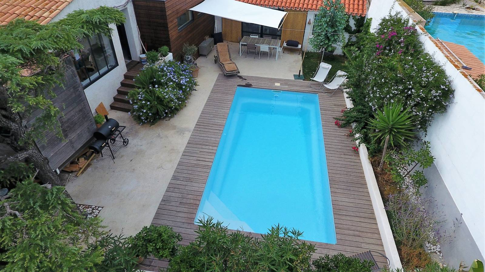 Brooklyn 9 m couleur beige posée à Bormes-les-Mimosas.