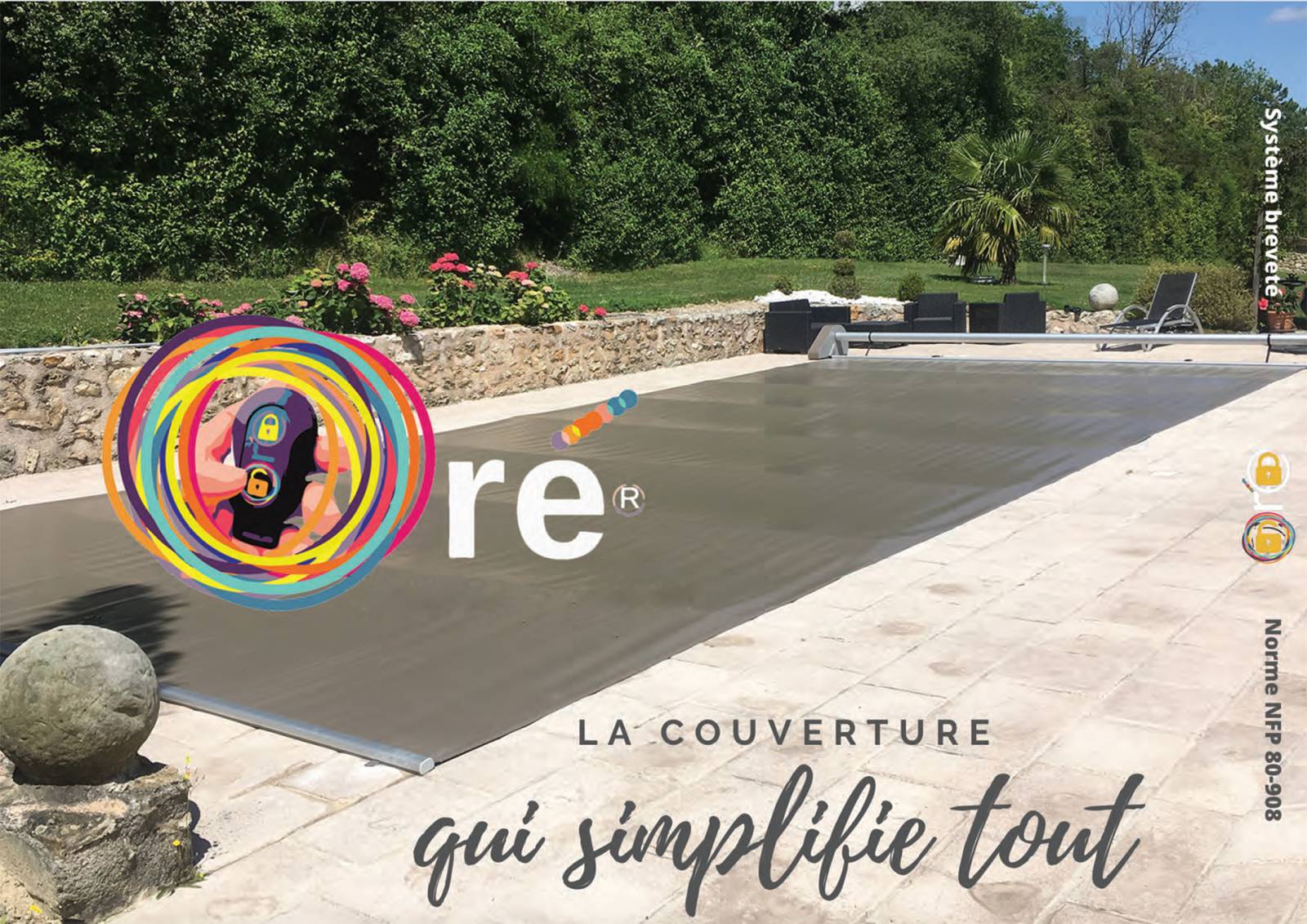 Piscine coque polyester avec banquette à Rocbaron proche Brignoles 