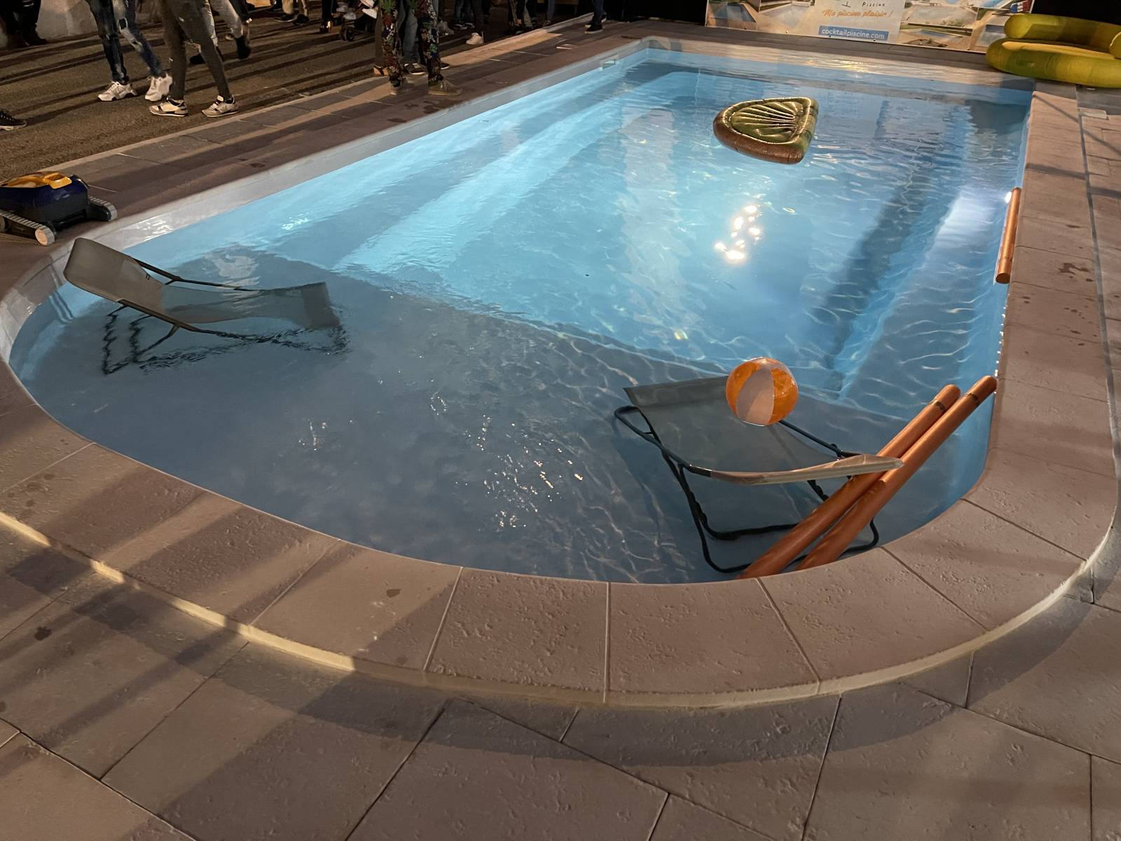piscine avec plage immergée de nuit en version 8 mètres