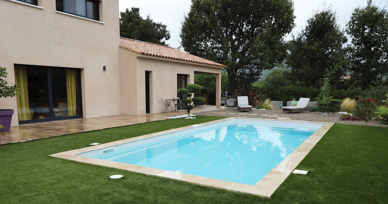 Sherry Lounge 9, piscine fond plat avec plage sur La Roquebrussane par Cocktail Piscine dans le Var