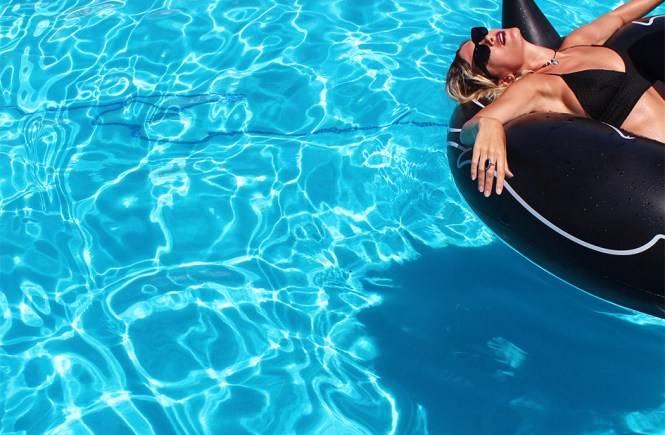 baignez vous cet été avec Cocktail Piscine 83 SAS Adopte une Piscine