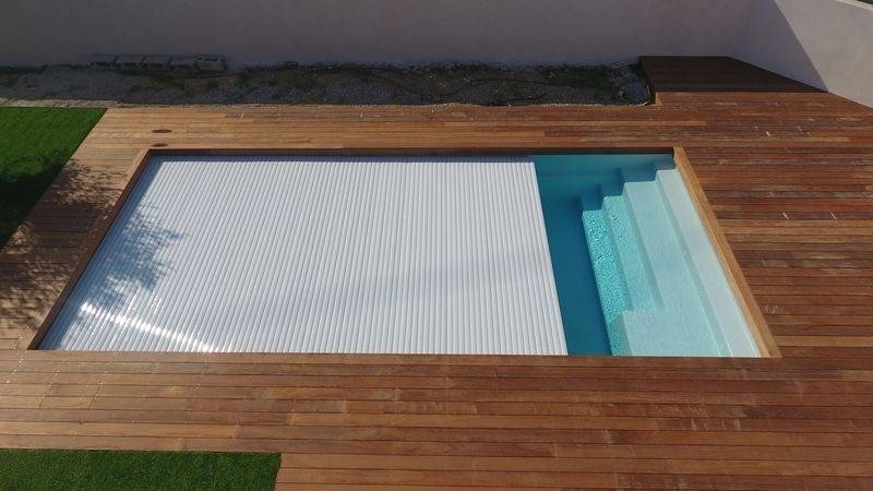 piscine couverte avec un volet pour la sécruité de votre bassin en France
