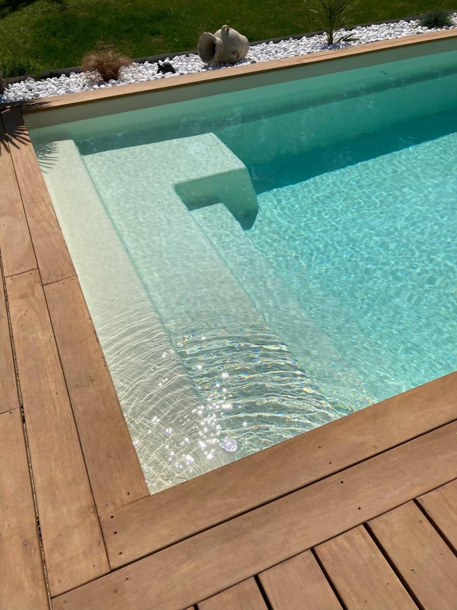 Sherry Lounge 8, la piscine coque polyester cocktail avec plage, sur Ollioules