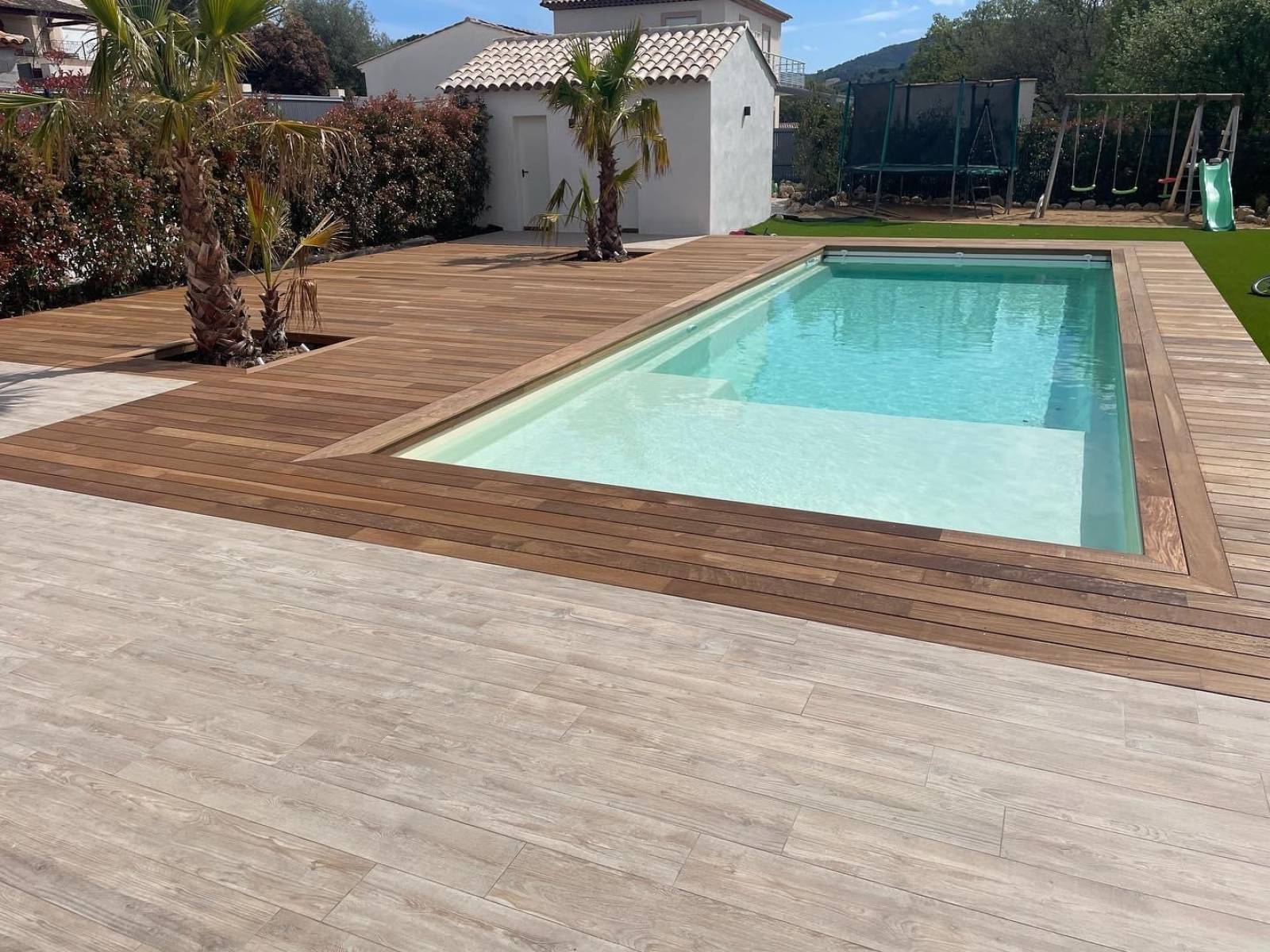 Belle piscine avec plage dans le var
