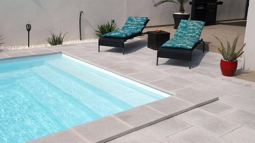 Piscine a fond incliné dans le nord du var