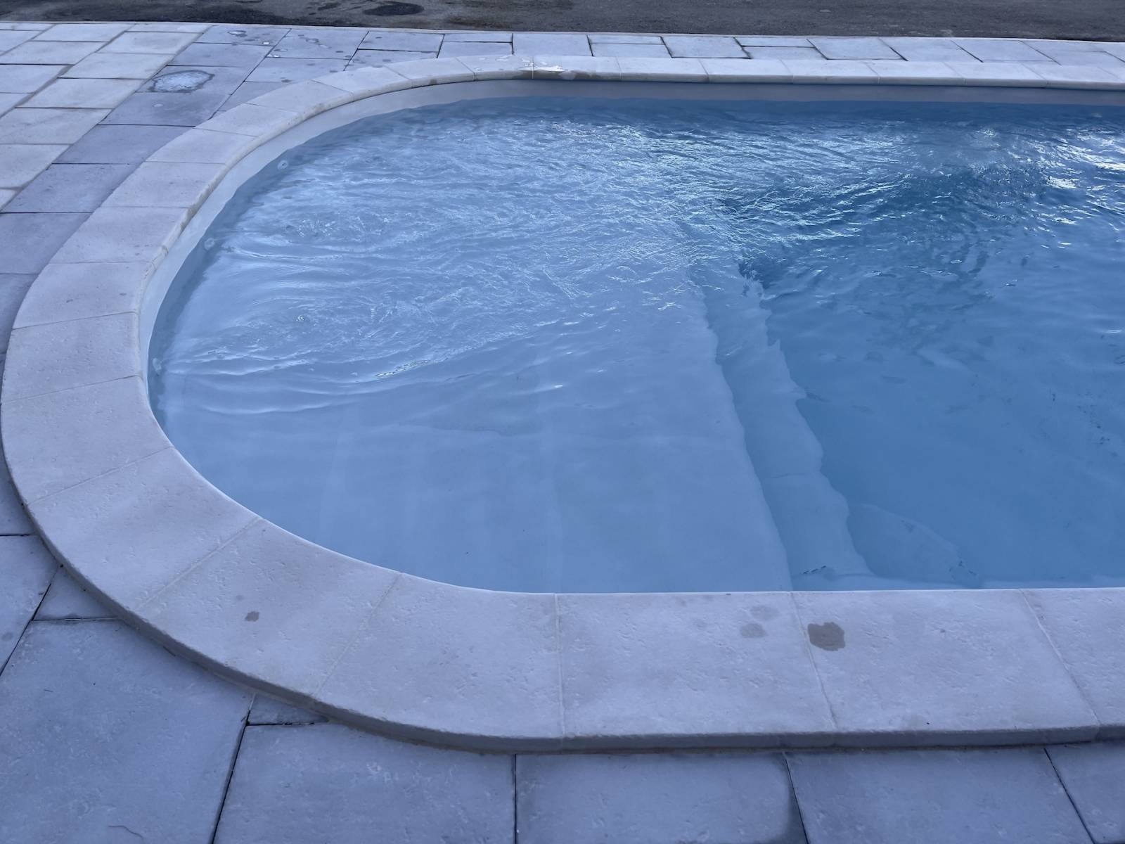 piscine coque avec plage sur Rocobaron présentée à la Foire de Marseille