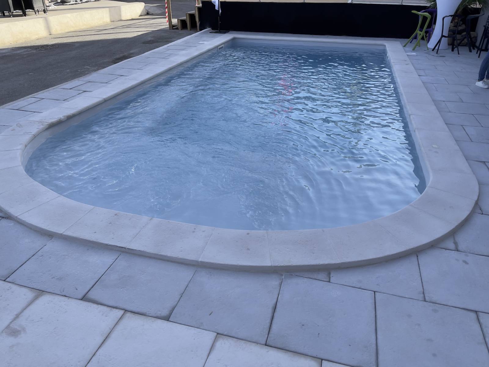 Long Island (8,50m 9,50m et 10,50m) - Piscine coque polyester fond plat avec grande plage immergé - La Seyne sur Mer dans le Var