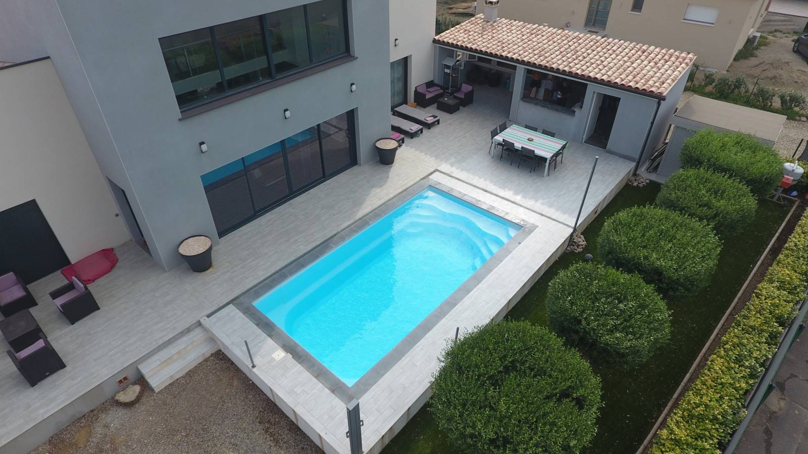 vue aérienne d'une piscine coque cocktail en livraison dans le var