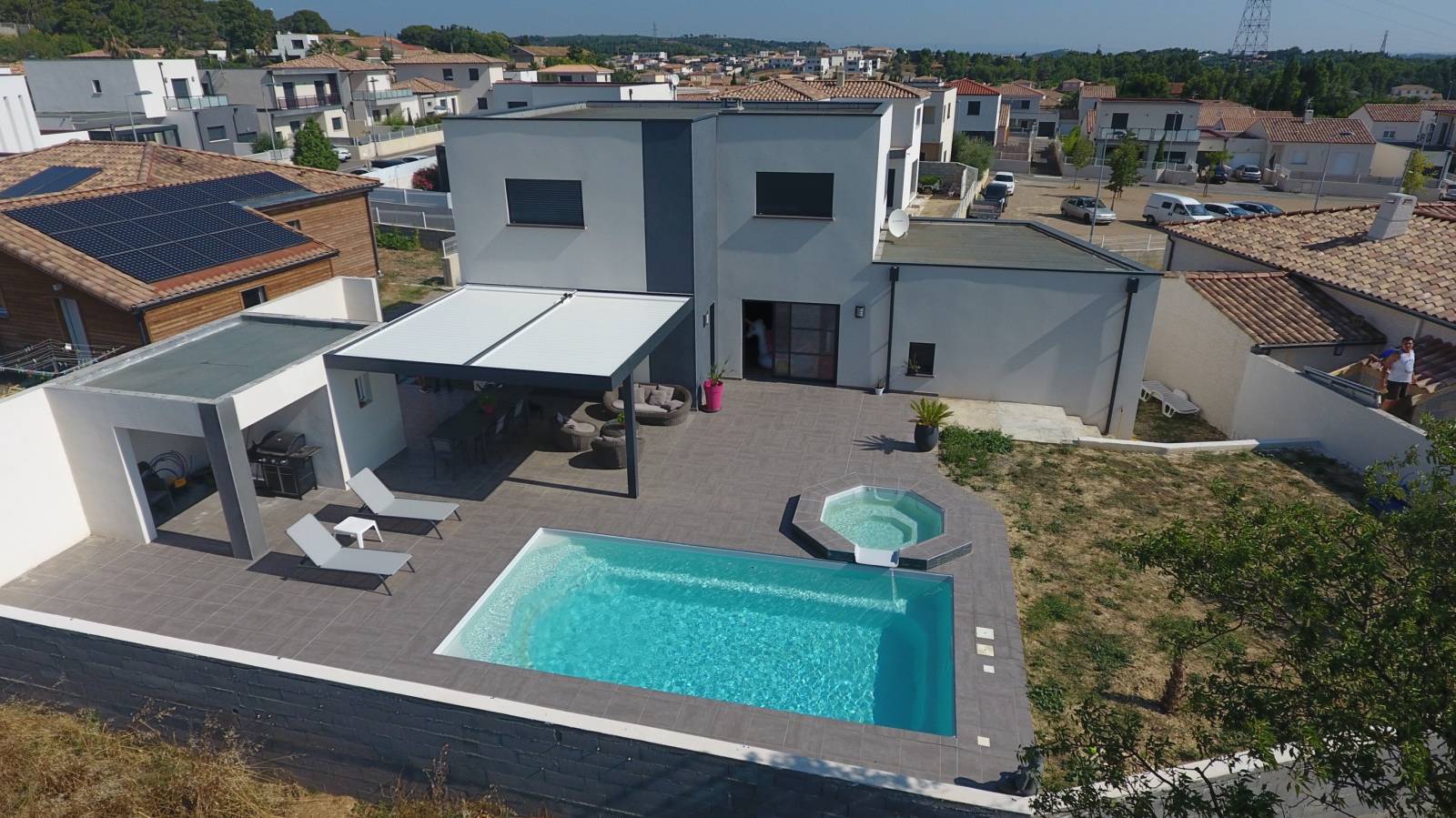 prise de vue d'une piscine par drone par le groupe lea composites leader européen en coque