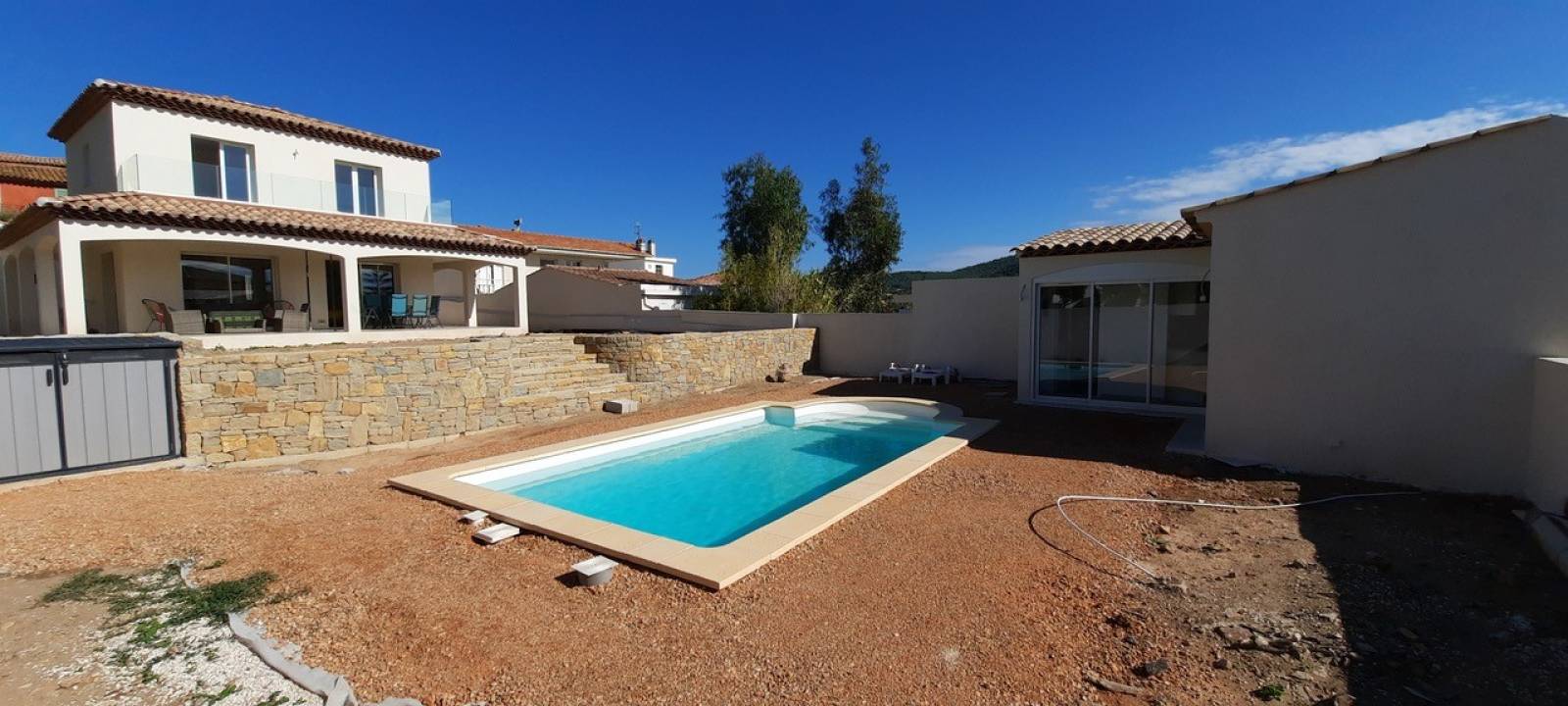 Piscine Mangolada 8 m avec zone peu profonde pour enfants à La Londe-les-Maures.