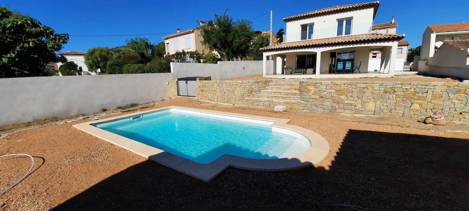 Piscine Mangolada 7 m installée à Fréjus avec escalier romain et fond progressif.
