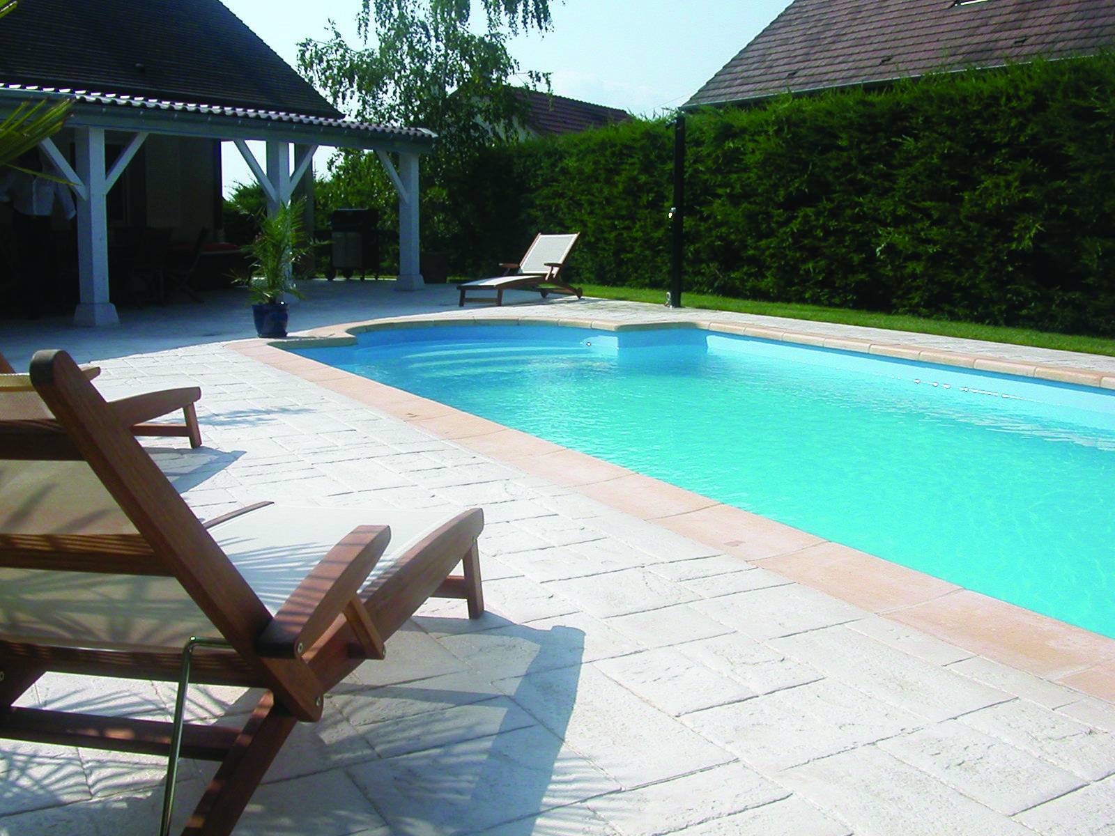 Piscine coque Mangolada 7 m avec banquette intégrée à Bormes-les-Mimosas.