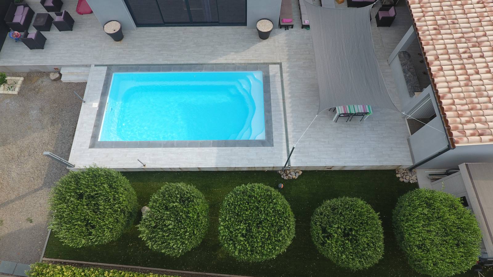 Piscine Manhattan 7 m design moderne posée à Hyères.
