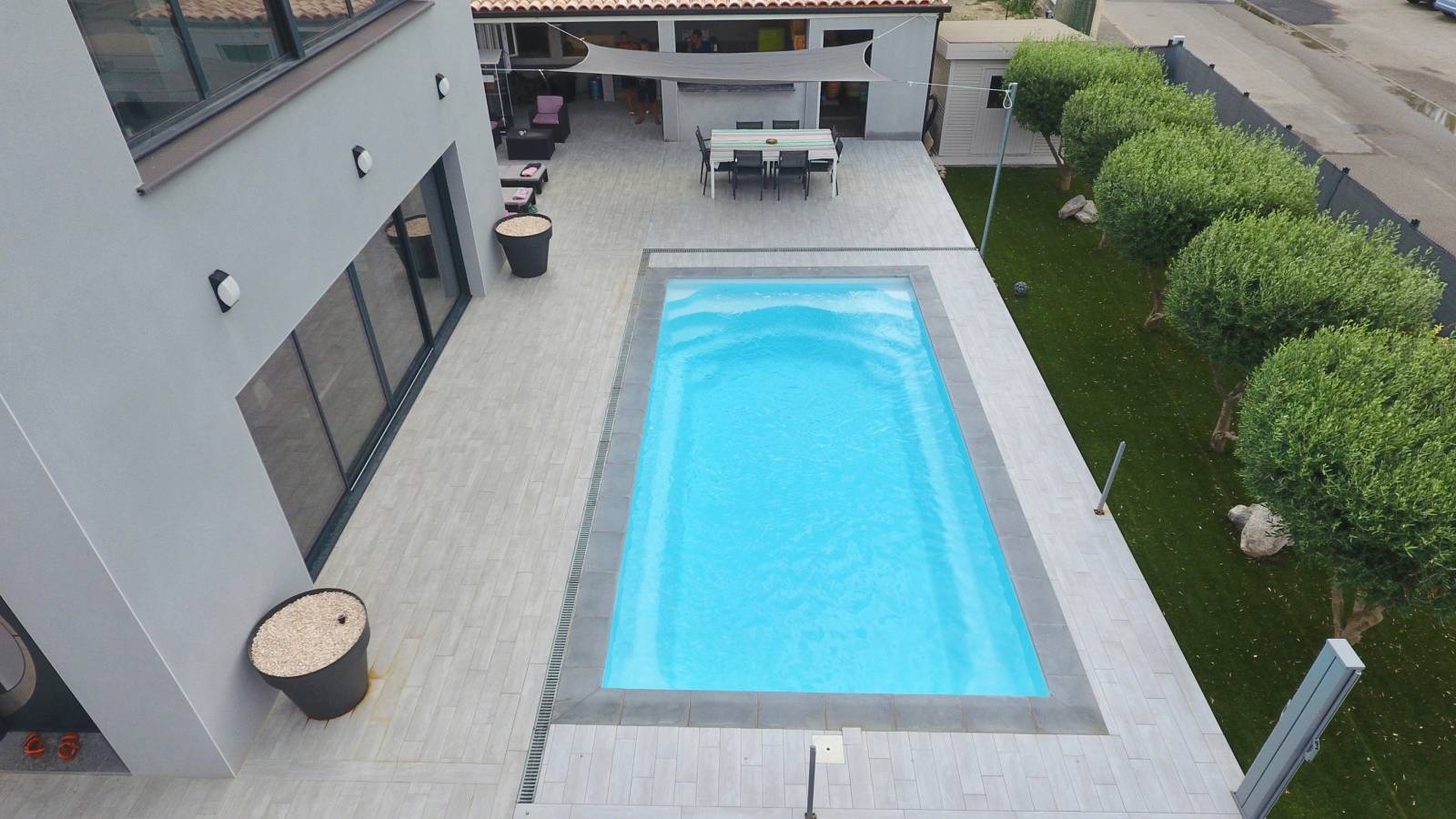 Piscine coque polyester Manhattan 7 m installée à Toulon, idéale pour les familles.
