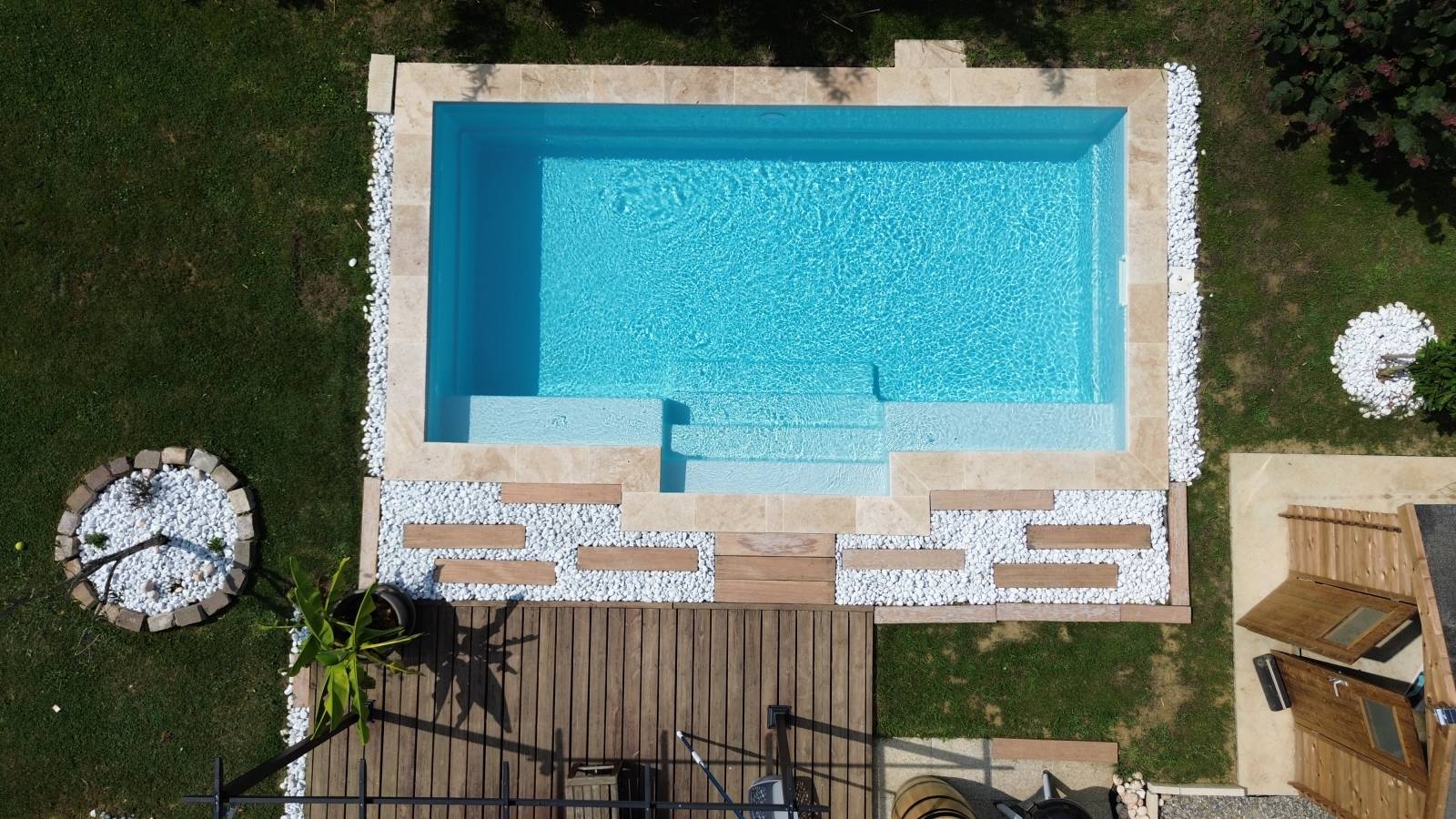 Piscine coque Paloma 6 avec Safety Ledge sécurisant le bassin à Brignoles.