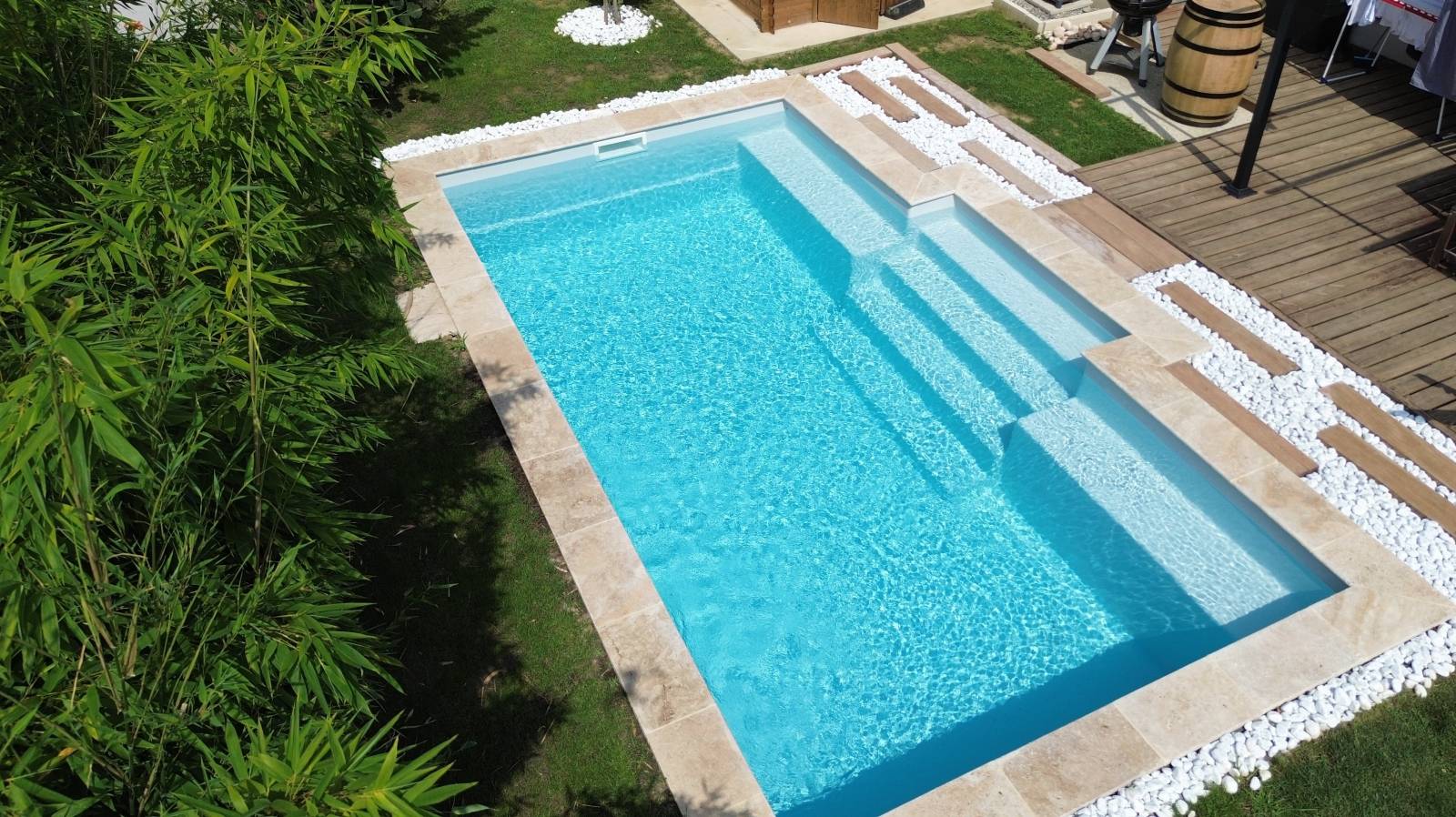 Piscine Paloma 6 installée à Fréjus avec doubles banquettes et escalier central.