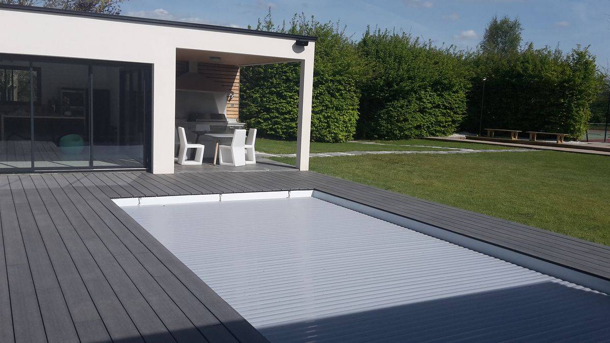 piscine coque contemporaine avec volet immergé