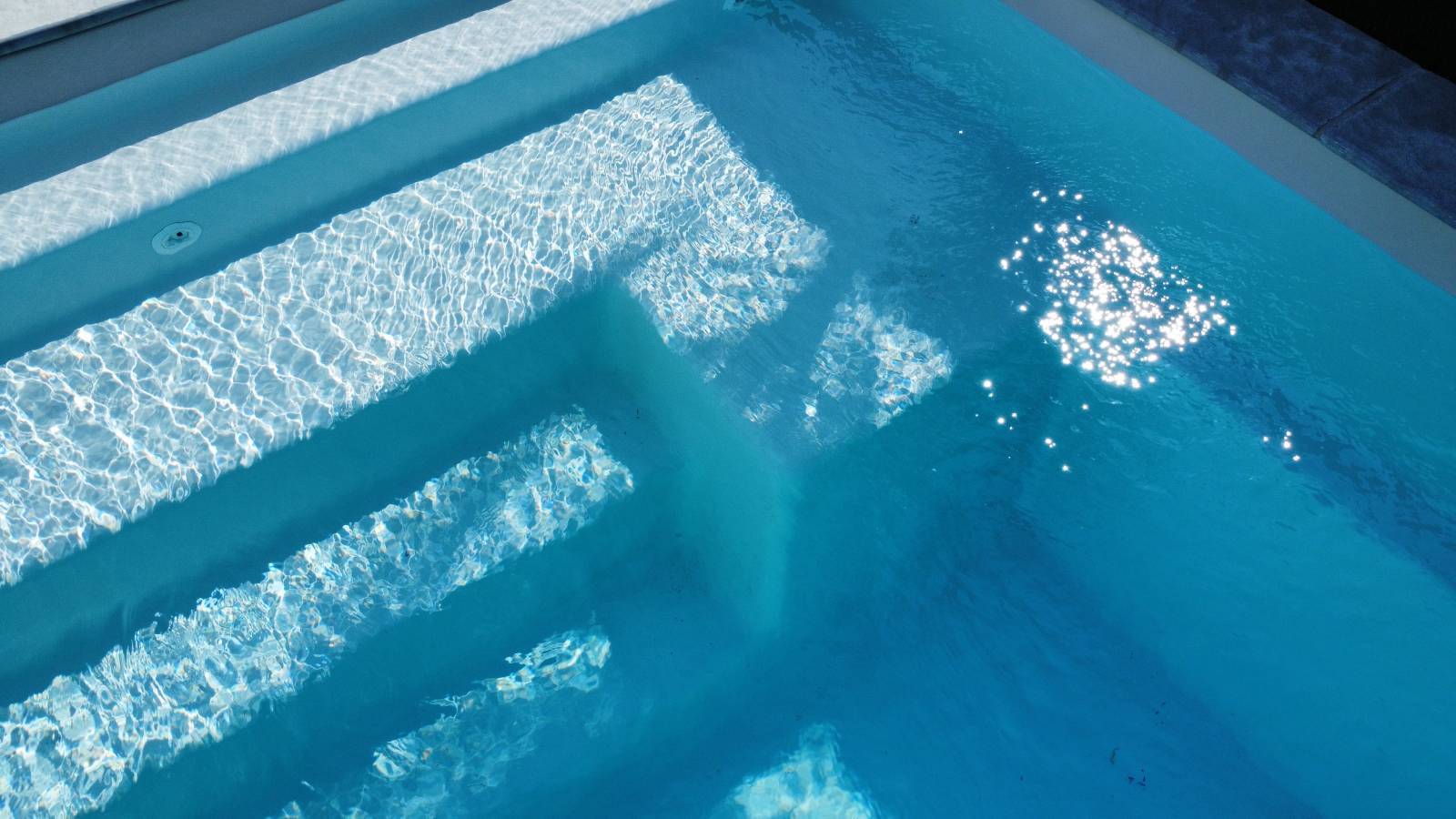 Mini-piscine Sherry Lounge 4 inférieure à 10 m² installée à Bormes-les-Mimosas.