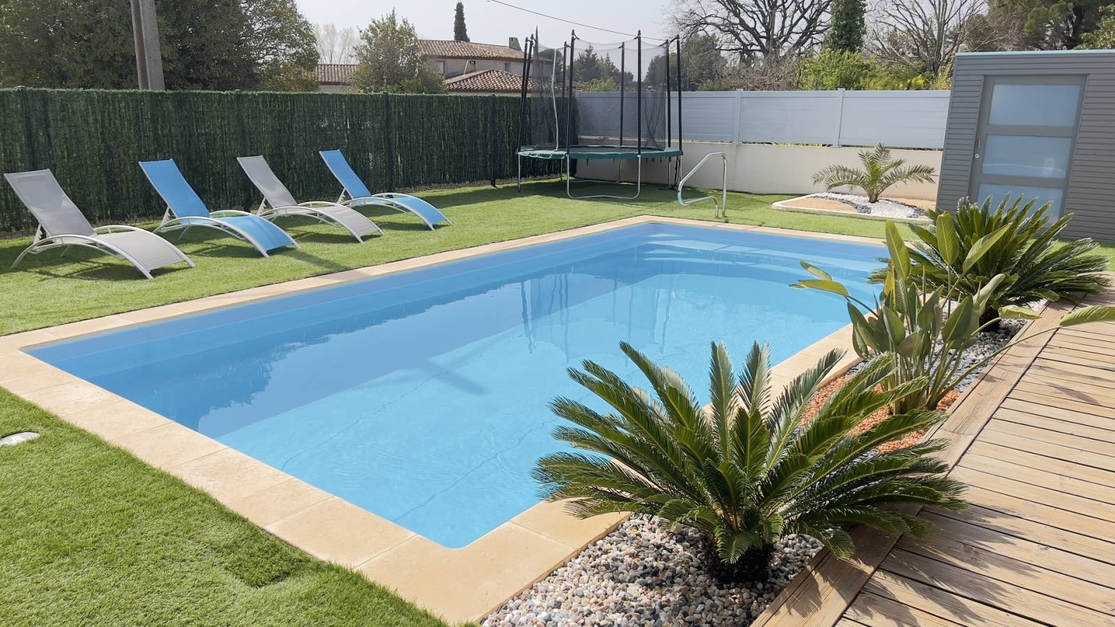 Piscine Manhattan 8 m avec safety ledge pour plus de sécurité à Brignoles.