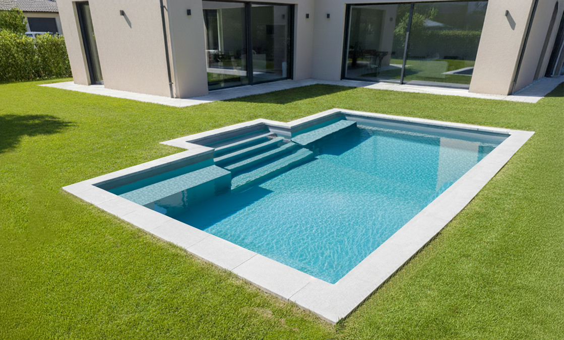 Piscine dans Jardin avec margelles et pelouse
