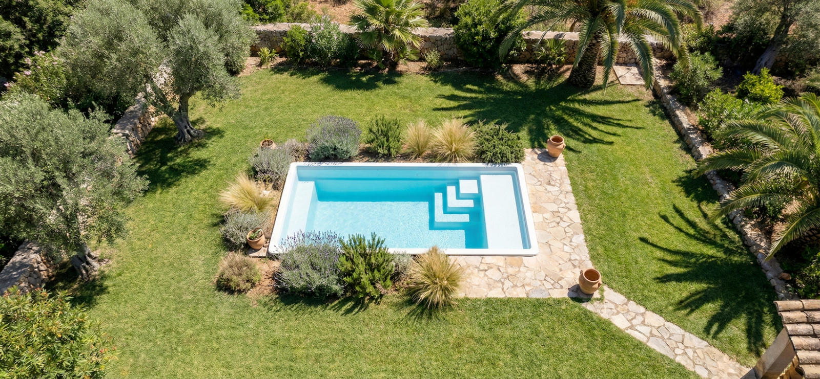 piscine coque polyester blanche avec banquette dans jardin