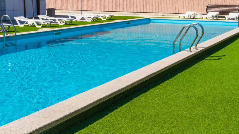 Gazon synthétique cocktail piscine 83