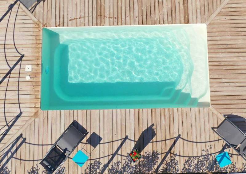 Piscine coque polyester Manhattan 6 m installée à Hyères pour un jardin de taille moyenne.