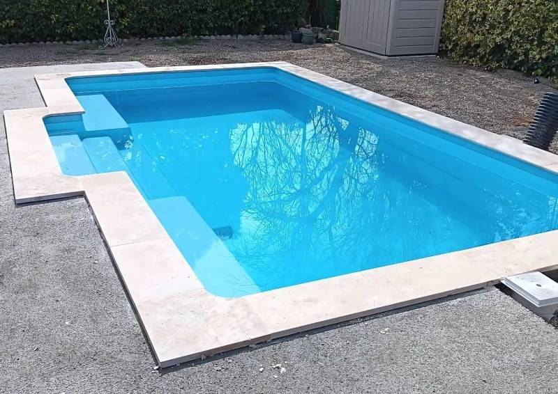 Piscine Paloma 7 m intégrée dans un jardin familial à Sanary-sur-Mer.