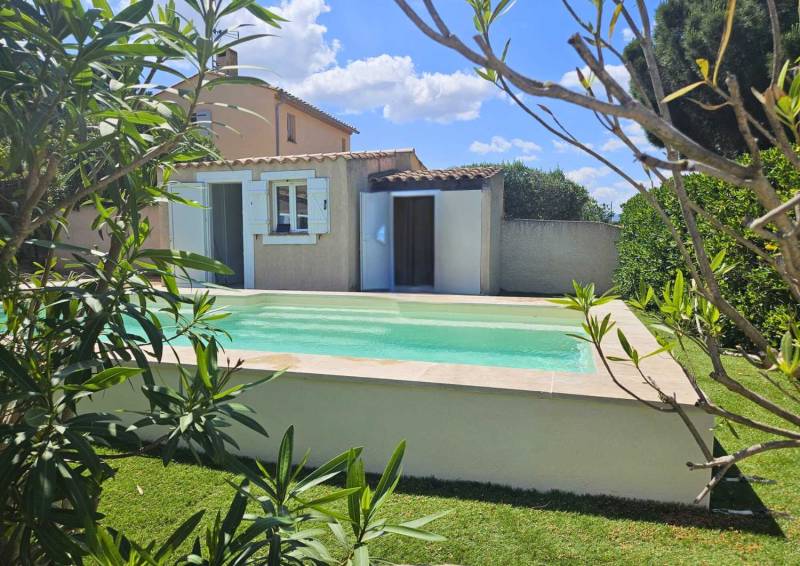 Paloma 8 couleur gris moderne posée à Cavalaire-sur-Mer.