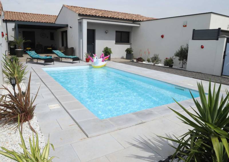 Piscine Flamingo 7 m avec fond incliné installée à Fréjus.