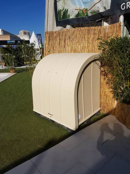 local tecknico en resine sur socle compiste par lea composite dans le var
