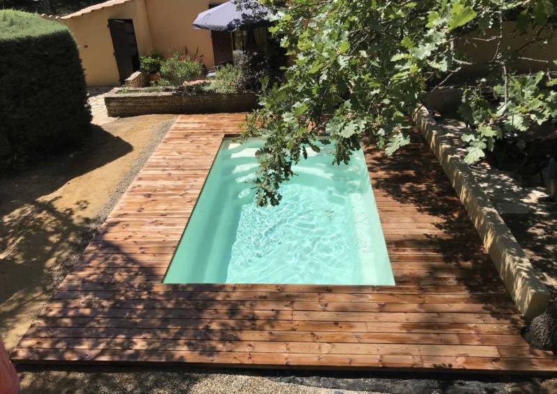 Bassin compact Manhattan 5 m à fond plat posé à La Seyne-sur-Mer.