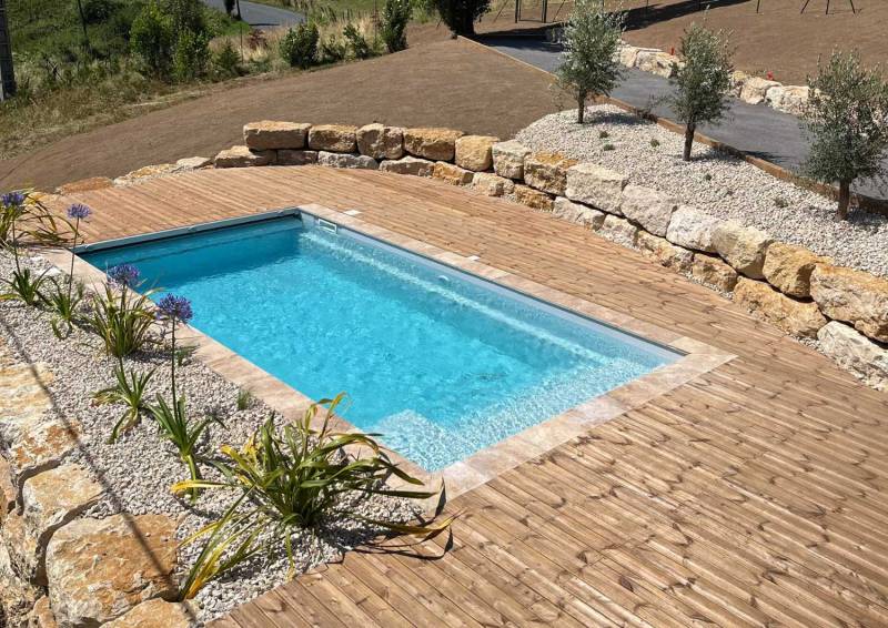 Sherry Lounge 7 m installée dans un terrain familial à Cavalaire-sur-Mer.