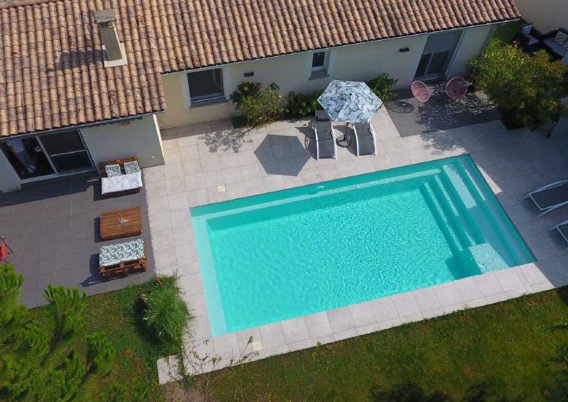 Piscine moderne Sherry Lounge 9,30 m installée à Roquebrune-sur-Argens.
