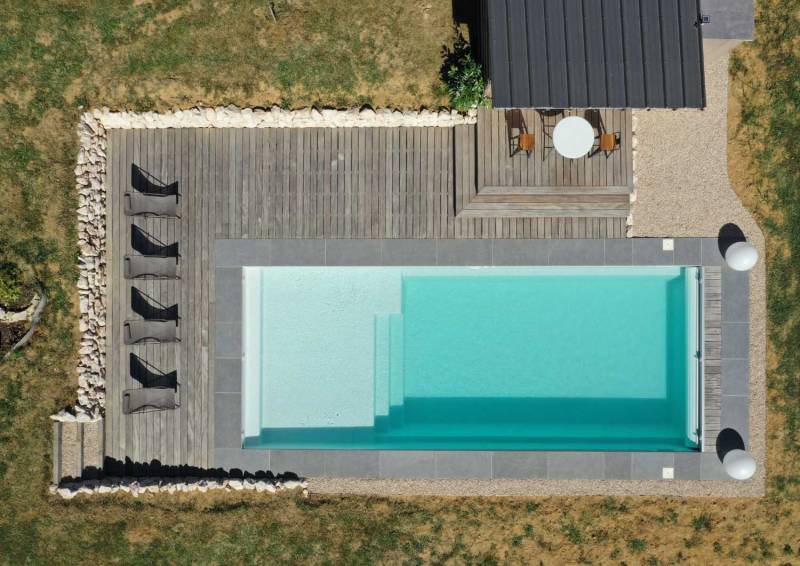 Sherry Lounge XL 10,30 m installée dans un grand jardin à Le Lavandou.