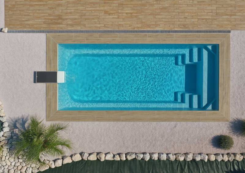 Piscine Shooter 8 installée à Fréjus avec bloc filtrant intégré et banquette conviviale.