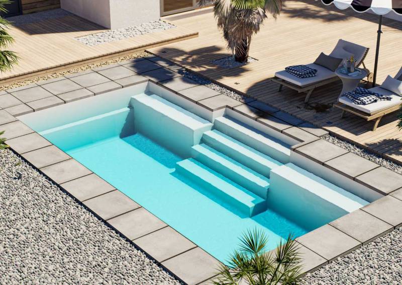 Paloma 5 x 3,40 m à fond plat posée au Le Pradet, couloir de nage dégagé.