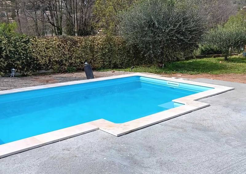 Piscine coque Paloma 7 m sécurisée avec Safety Ledge à Bormes-les-Mimosas.