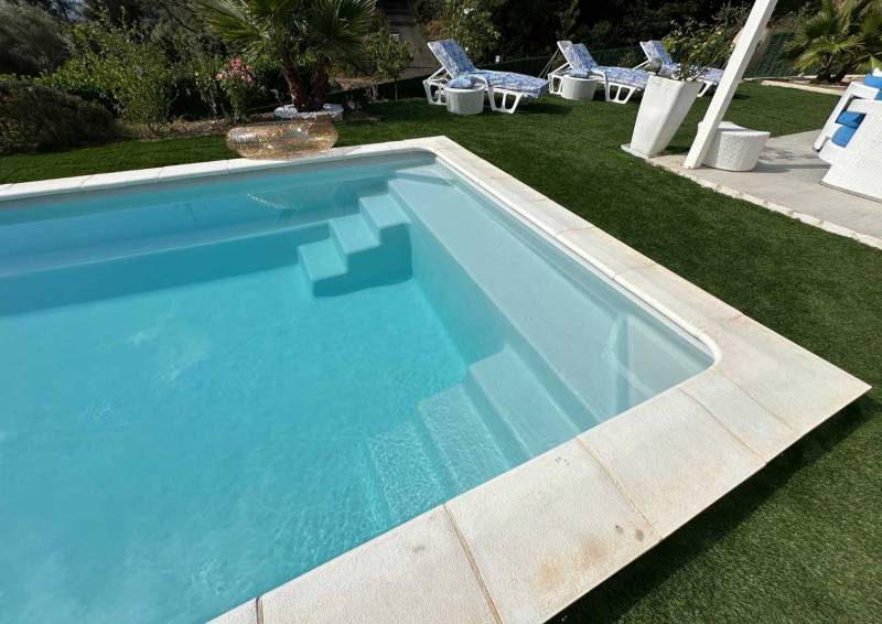 Piscine moderne avec banquette intégrée et bloc filtrant, installation à La Seyne-sur-Mer.