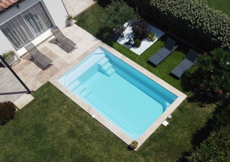 Piscine rectangulaire Sunshine 6,20 m couleur gris contemporain à Fayence.