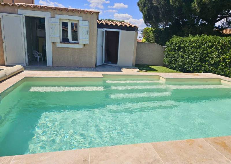 Piscine Paloma 10 intégrée dans un jardin familial à Solliès-Pont.