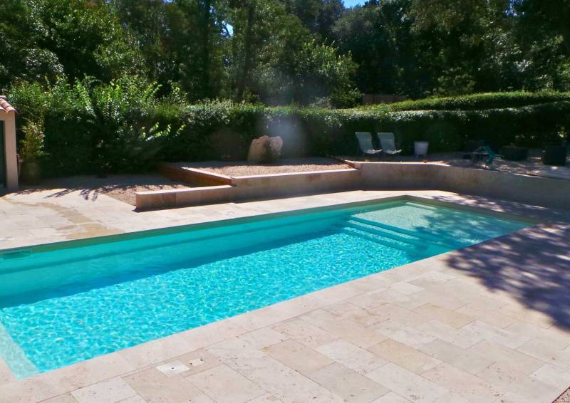 Piscine Sherry Lounge XXL 11,30 m installée à Saint-Tropez avec plage immergée XXL.