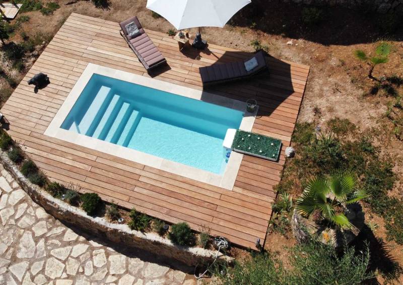 Mini-piscine Shooter 4 installée à Fréjus avec bloc filtrant intégré et escaliers latéraux.